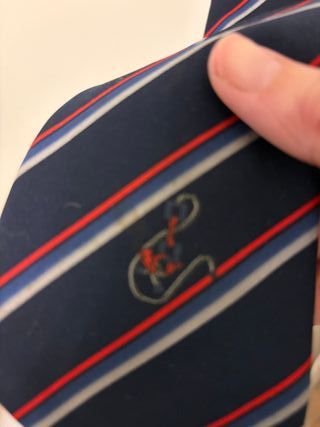 Corbata de rayas azul y roja