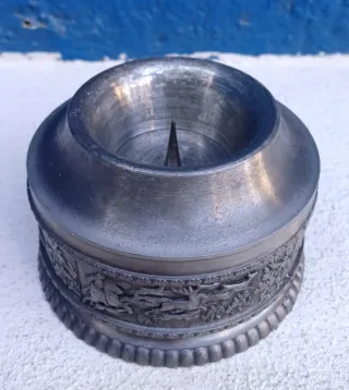 Un portavelas / candelabro de estaño