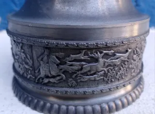 Un portavelas / candelabro de estaño