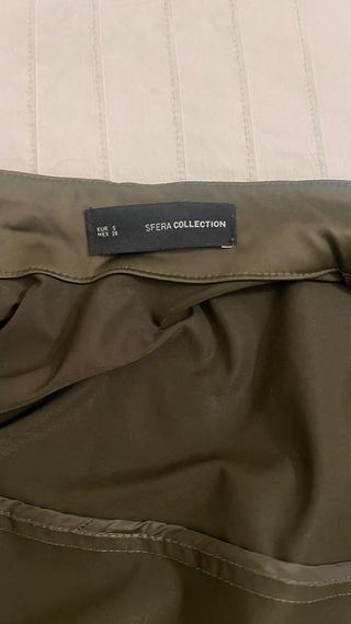 Gabardina verde con adornos amarillos