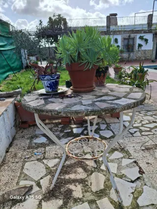 Tavolo da giardino in pietra e metallo