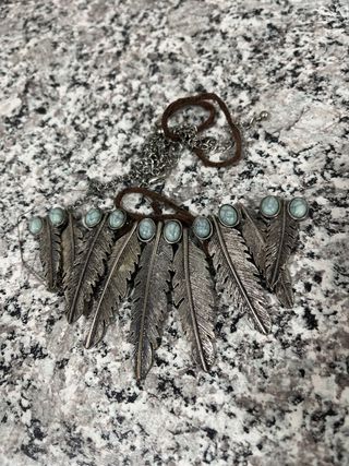 Collar de plumas metálicas con turquesa