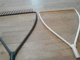 Rezón ancla antiguo de hierro y otras cosas