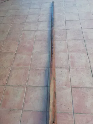 Rezón ancla antiguo de hierro y otras cosas