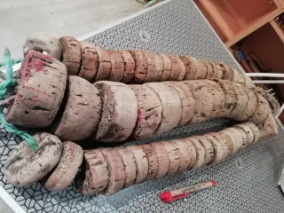 Rezón ancla antiguo de hierro y otras cosas