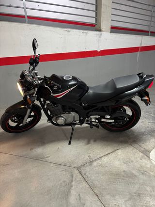 Suzuki GS 500 Naked Negra