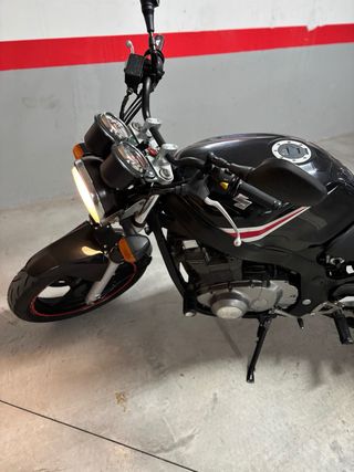 Suzuki GS 500 Naked Negra
