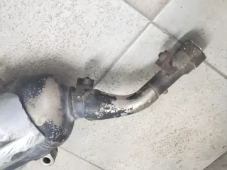 Tubo de escape plateado