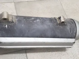 Tubo de escape plateado