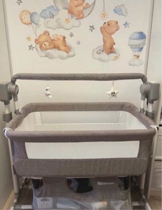 Cuna de bebé con mosquitera