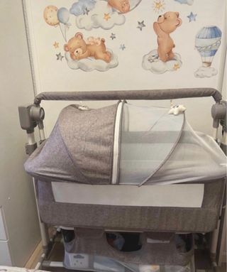 Cuna de bebé con mosquitera