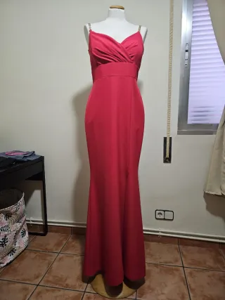 Vestido de fiesta rojo con tirantes