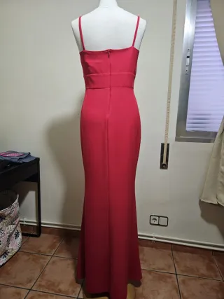 Vestido de fiesta rojo con tirantes