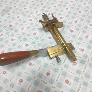 Corta tiras  de cuero, marca Blanchard France ,