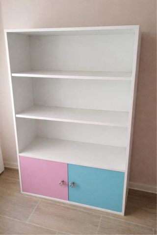 Estantería blanca con puertas rosa y azul
