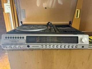 Toca-discos de vinilo y algunos discos antiguos