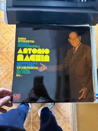 Toca-discos de vinilo y algunos discos antiguos