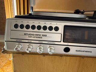 Toca-discos de vinilo y algunos discos antiguos