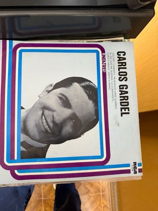 Toca-discos de vinilo y algunos discos antiguos