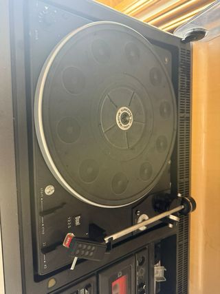 Toca-discos de vinilo y algunos discos antiguos