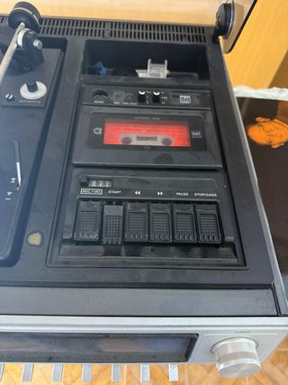 Toca-discos de vinilo y algunos discos antiguos