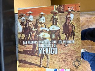 Toca-discos de vinilo y algunos discos antiguos