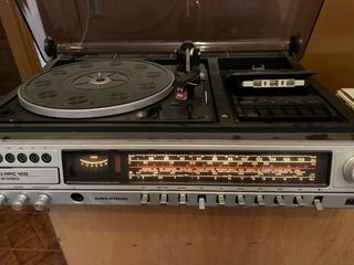 Toca-discos de vinilo y algunos discos antiguos