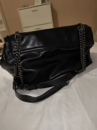 Bolso negro de piel sintética