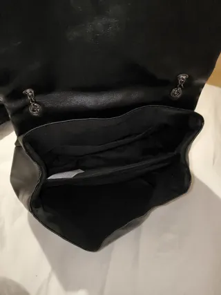 Bolso negro de piel sintética