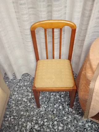 Mesa redonda naranja con mantel blanco 6 sillas