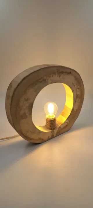 Lampada da tavolo in legno grezzo