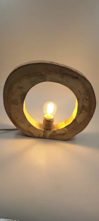 Lampada da tavolo in legno grezzo