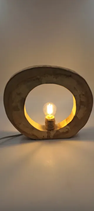 Lampada da tavolo in legno grezzo