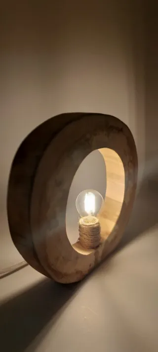 Lampada da tavolo in legno grezzo