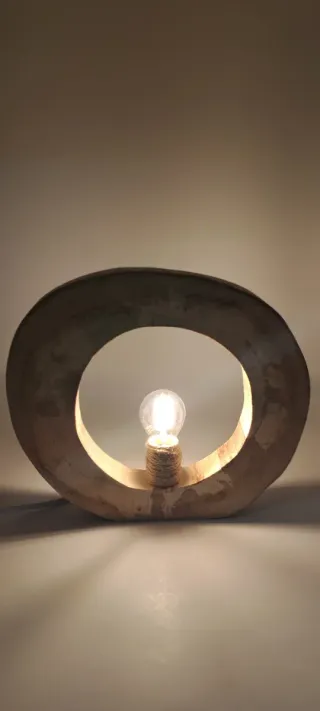 Lampada da tavolo in legno grezzo