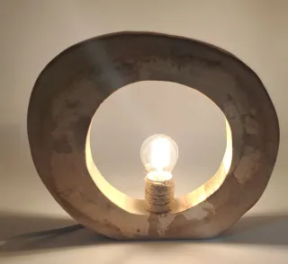 Lampada da tavolo in legno grezzo