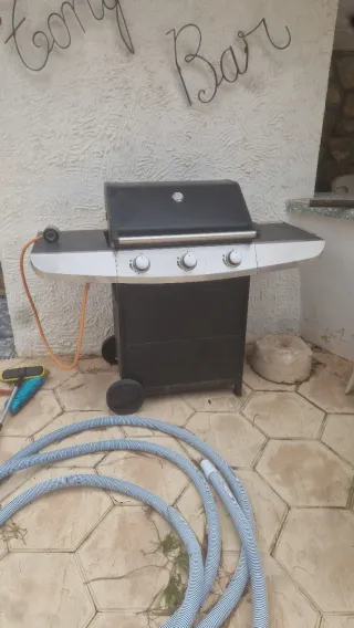 Barbacoa de gas negra y plateada