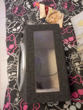 Subwoofer Sony Xplod 12 1300W y 350 nominales.