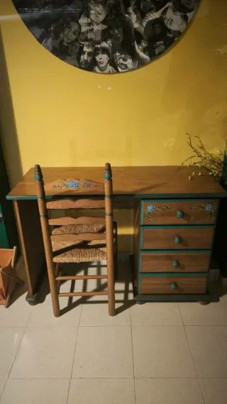 Escritorio de madera con cajones