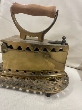 Plancha antigua latón con base