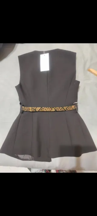 Chaleco Zara Talla XS con cinturón