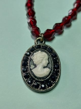 Collana con ciondolo viso di donna