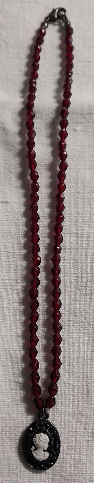 Collana con ciondolo viso di donna