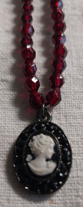 Collana con ciondolo viso di donna