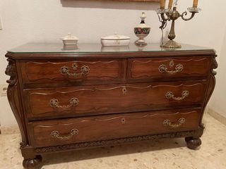 Cómoda de madera con tapa de cristal