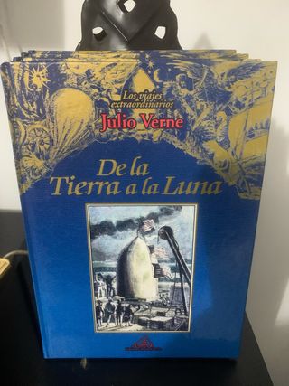 Son 3 libros De la tierra a la luna