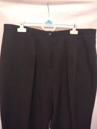 Traje de pantalón negro y finas rallas brillo.