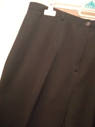 Traje de pantalón negro y finas rallas brillo.
