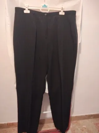 Traje de pantalón negro y finas rallas brillo.