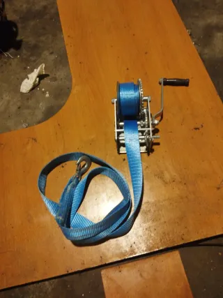 Cabrestante para remolque con cincha